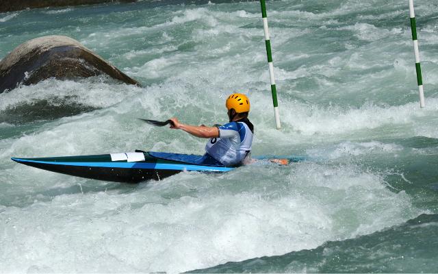 How many calories does kayaking burn
